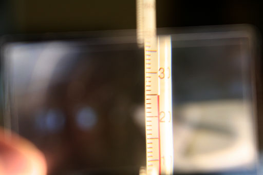 Reading thermomter using Fresnel lens