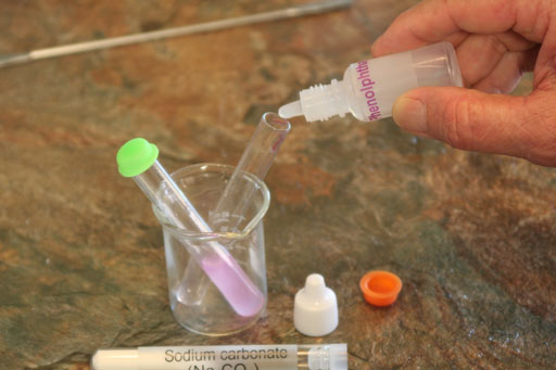 adding phenolphthalein to sodium carbonate