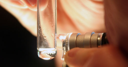 microscope looking at magnesium in acid